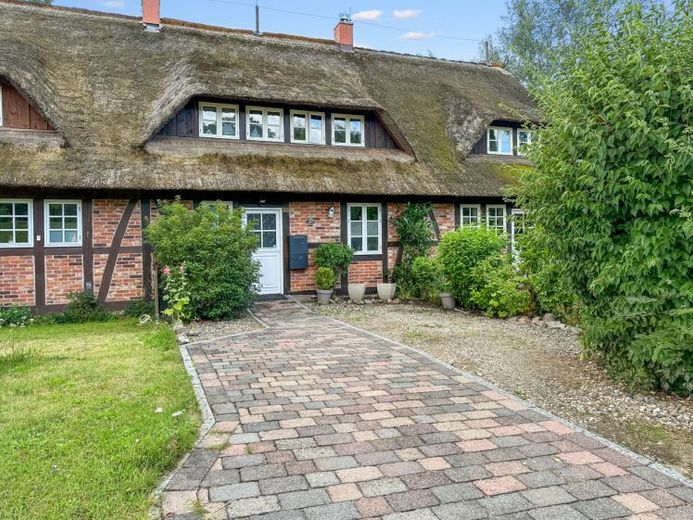 Reetgedecktes Reihenmittelhaus in idyllischer Lage von 23936 Blüssen – Foto 1