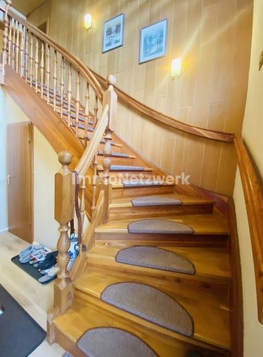 NEUER PREIS***Familienhaus mit Anliegerwohnung - Frei stehendes Zweifamilienhaus mit Herz*** – Treppenhaus