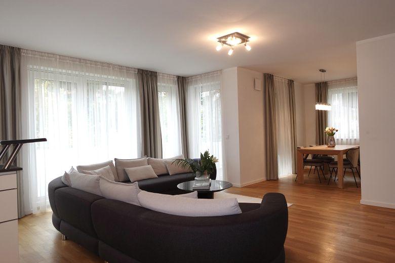 Lichtdurchflutete 3‑Zimmer‑Wohnung in begehrter Lage – Wohnzimmer