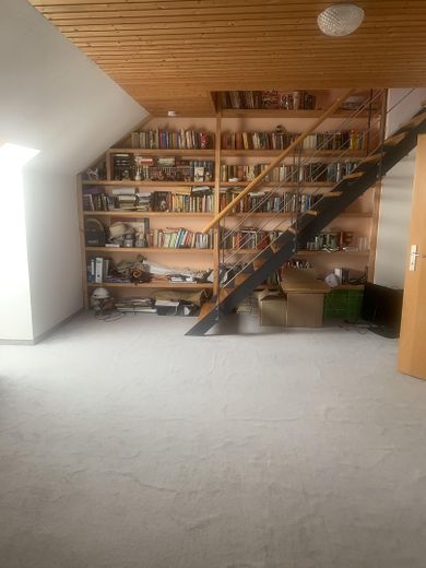 Zimmer/Treppe zum Dachgeschoß