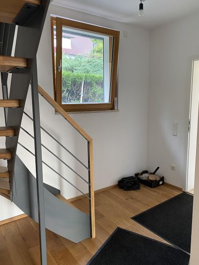 Erstbezug nach hochwertiger Sanierung – schönes Mittelhaus mit Terrasse & Talblick & Carport – Flur EG