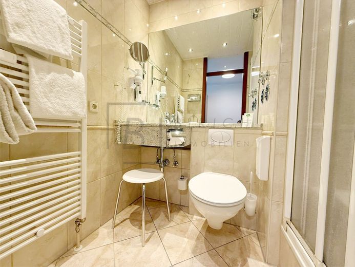 Kompaktes Mikro-Apartment mit Balkon in direkter Nähe AlbThermen Bad Urach – Bad