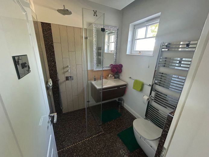 Große und modern-luxuriös ausgestattete Villa im Toskana-Stil am Hamburger Stadtrand zu verkaufen – Duschbad 1 (EG)