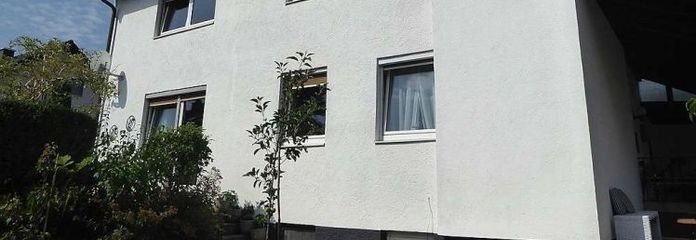 Versatile casa unifamiliare o bifamiliare con bel giardino in posizione tranquilla a Selbitz