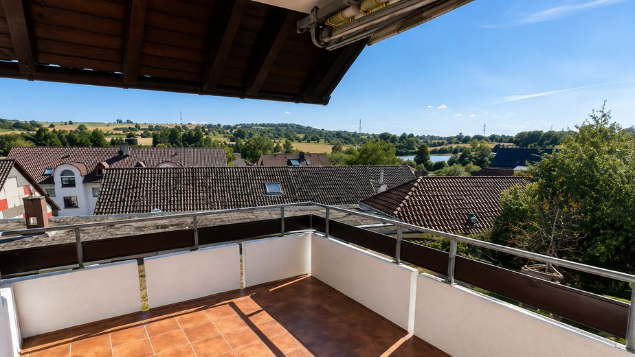 Wohnen mit Weitblick: Großzügige 5-Zimmer-Wohnung mit großem Balkon und Gartennutzung in Illingen – Foto 3