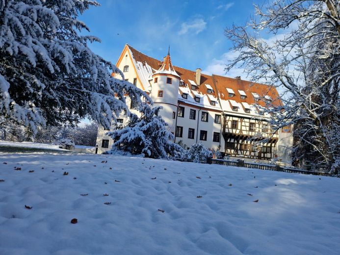 Wohnen im Schloss Neufra auf 95m² 2 Zimmer möbliert – Außenansicht des Schlosses