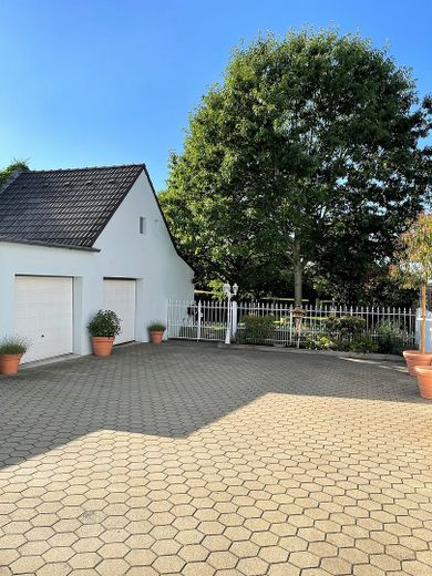 Wohnen und Arbeiten: Stilvolles Mehrfamilien- und Geschäftshaus mit großem Garten. – Garagenhof 