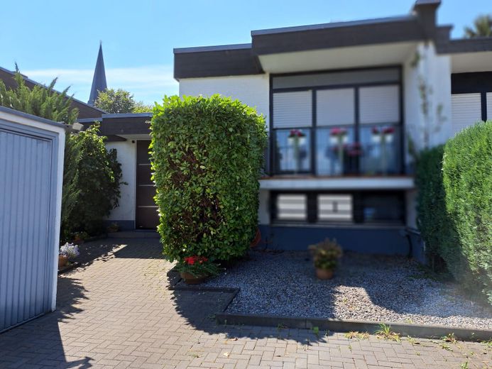 Ampia casa a schiera centrale ben attrezzata, spazio sufficiente per tutta la famiglia – Strassenaansicht mit Garage