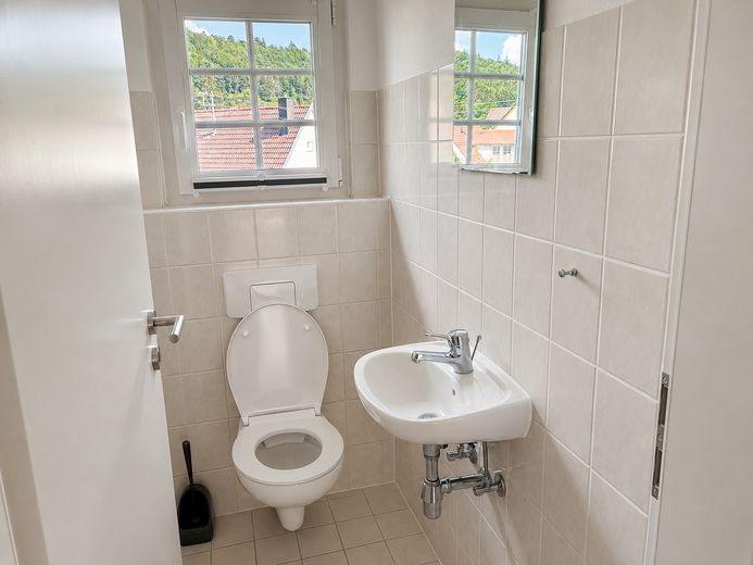 Modernisierte, helle 3 Zimmer DG-Maisonette-Wohnung mit EBK, Balkon, Stellplatz – Separates WC