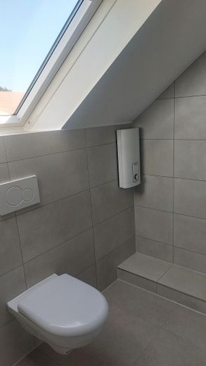 Frisch sanierte Dachgeschosswohnung mit Garage, PV-Strom & Klimaanlage – max. 6 Monate – Bad