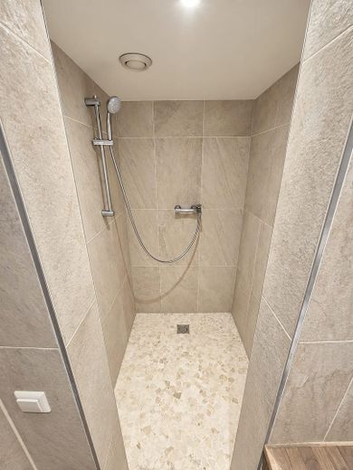 Posizione privilegiata sul lago! Appartamento condiviso premium arredato, appena ristrutturato, con terrazza sul tetto e vista sul lago – Dusche