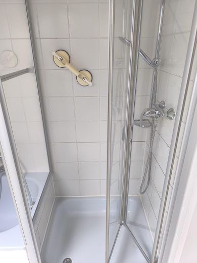 Provisionsfrei für Käufer | Familienhaus in Toplage | Bieterverfahren ab 389.000 € – Bad - Dusche