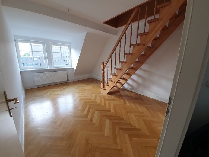 (provisions- u. bezugsfrei) Traumhafte, renovierte 4 Zimmer-Wohnung mit großer Dachterrasse – Zimmer 3