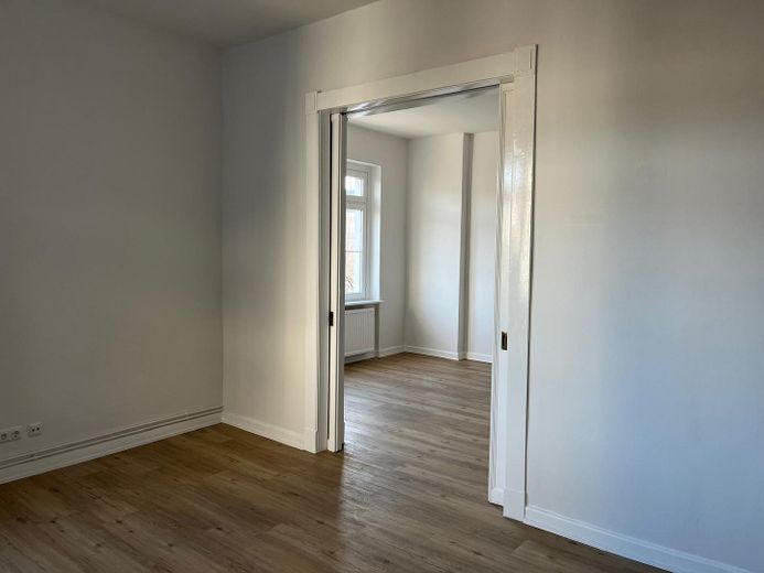 Attraktive 2-Zimmer Wohnung in Rotherbaum – Durchgang Zimmer