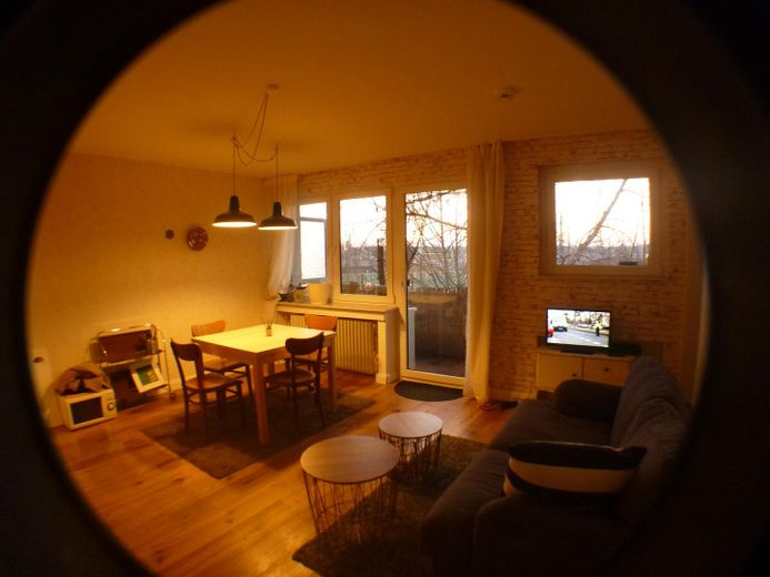 Apartamento modernizado de 2 habitaciones con logia y alquiler sólido – Wohnküche