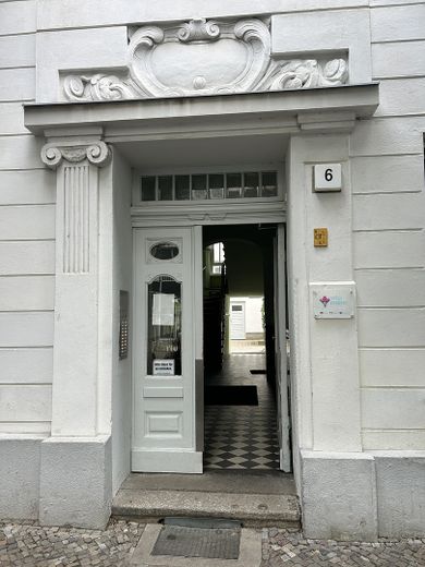 Großzügiges Helmholtzkiez-Apartment im Loft-Stil mit separatem Schlafzimmer, bezugsfrei – Haustüre