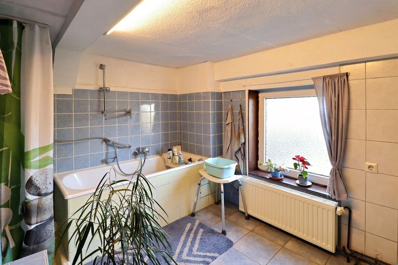 Mehrfamilienhaus mit Ausbaureserve in zentraler Lage von Lunden – Whg. I Dusch- und Wannenbad