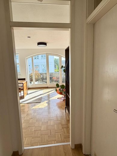 Bezugsfrei in Flingern: 1-Zimmer-Wohnung mit Balkon, Keller und Tiefgarage – Wohnraum