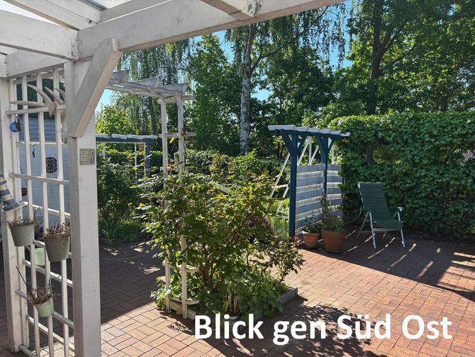 Architektenhaus in ruhigem Wohnviertel für Familie mit HomeOffice – Blick von der Terrasse