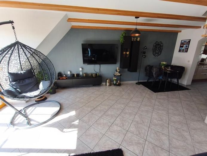 4 Zi. Wohnung in DG / Galerie mit Garten (auf Wunsch), Balkon und Garage in Höchstadt OT – Wohnzimmer Bild 4