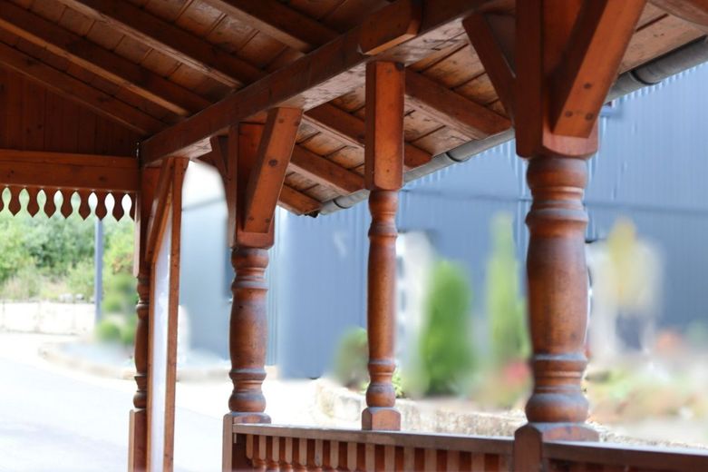 Preisknaller! Bauland und Handwerkerhaus - Stall, Scheune, Werkstatt, Garage bei Bamberg und Ebern – überdachte Terrasse vor dem Haupthaus aus Holz