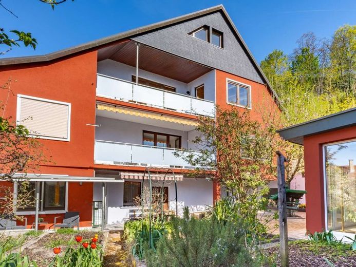 MEHRGENERATIONEN-WOHNEN SANIERT IN BREISACH: 4 EINHEITEN MIT NEUEM NEBENGEBÄUDE & PANORAMABLICK – Photo 1
