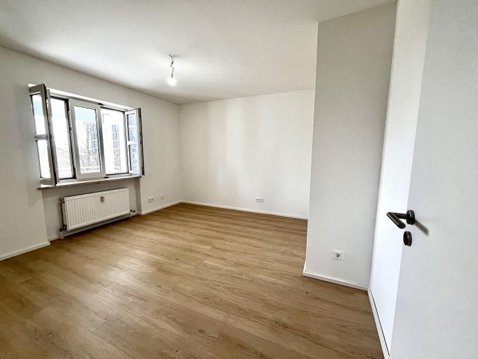 Top modernisierte, gut vermietete 4-Zimmer-Wohnung mit großem Balkon und Parkplatz – Schlafzimmer 1