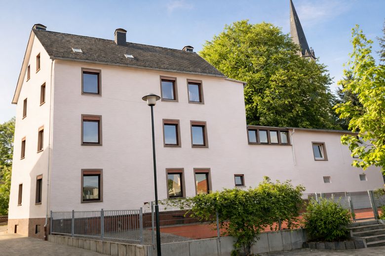 Großzügige 2-Zimmer-Wohnung mit überdachter Terrasse in Höhr-Grenzhausen – Außenansicht Wohnhaus