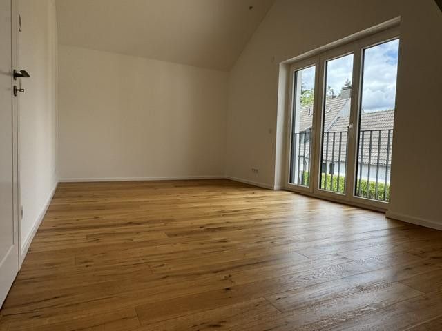 Erstbezug: Niedrigenergiehaus in Düsseldorf-Kalkum, provisionsfrei, Süd-West-Lage – Schlafzimmer OG Fenster Westen