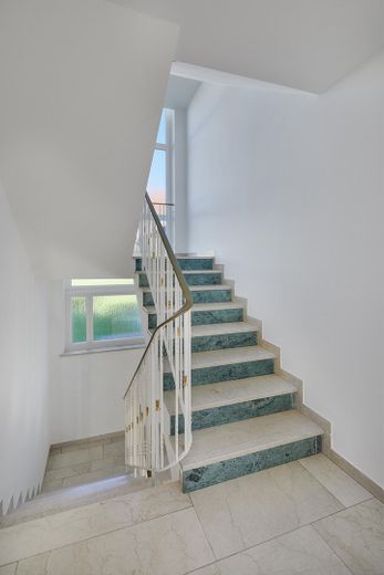 Treppe mit Natursteinbelag