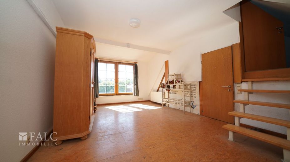 Seltene Chance: Renovieren oder Umgestalten - FALC Immobilien Heilbronn – Wohnzimmer im Nebengebäude momentan