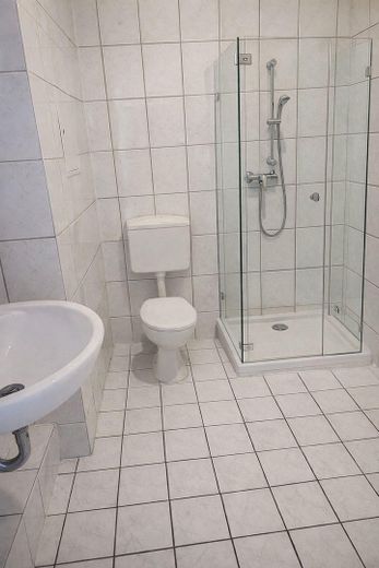 Neu renovierte 2-Zimmerwohnung mit Balkon zu vermieten – Dusche mit Toilette