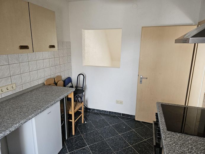Top-Anbindung & WG-geeignet: Helle 2.5-Zi-DG-Wohnung mit EBK in Stgt-Bad Cannstatt – Küche