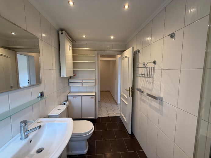 Wunderschöne leerstehende Zweizimmerwohnung mit Garage – Badezimmer4
