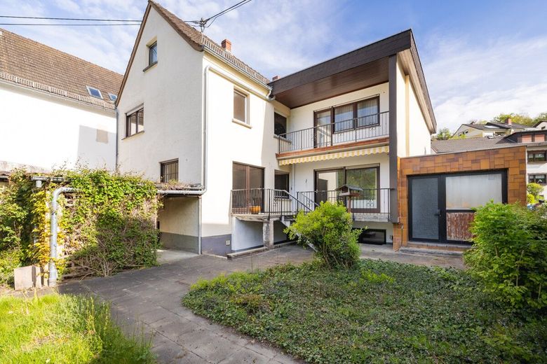 Großes Wohnhaus mit Garage, Garten und Zugang zum Fockenbach: Viel Raum für Ideen in Niederbreitbach – Blick aus dem Garten