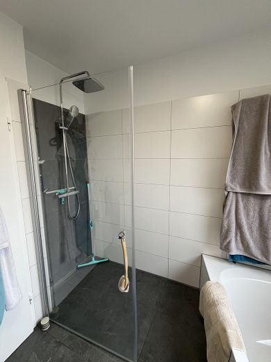 Appartement modernisé de 4 pièces avec terrasse orientée sud, place de parking en garage souterrain et liaison en tramway vers HB – Badezimmer 2