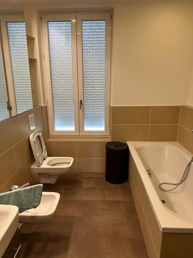 4 Zimmer Wohnung in einer Stadtvilla in Schmargendorf, Fußbodenheizung, Terrasse, 2 TG Stellplätze – Masterbad