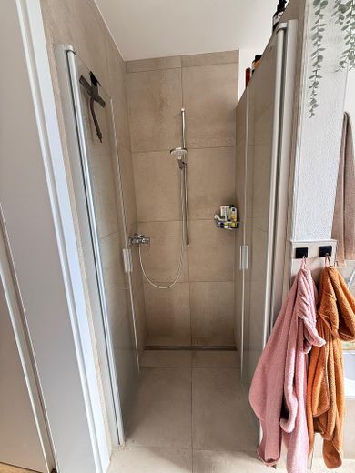 Ogród marzeń w nowym budownictwie: ekskluzywne 3-pokojowe mieszkanie na parterze z ogromnym prywatnym ogrodem i kuchnią – Dusche