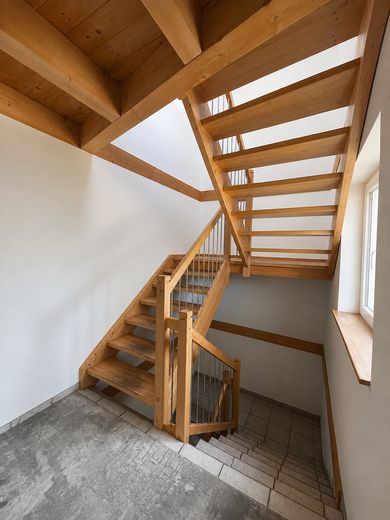 Sehr sonniges Holzhaus, KfW60, Isny-Großholzleute, EG barrierefrei, – Haupttreppenhaus