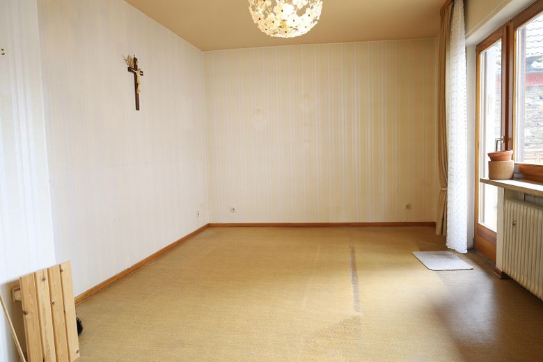 139 qm | 7 Zimmer | 2 Balkone | Reihenendhaus für 125.000 € – 2. OG Wohnzimmer Foto 2
