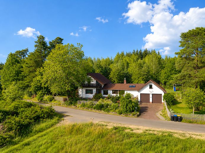 Fereinhaus Anwesen in exponierter Aussichtslage auf einem Höhenzug nahe Nürburgring provisionsfrei – Foto 1