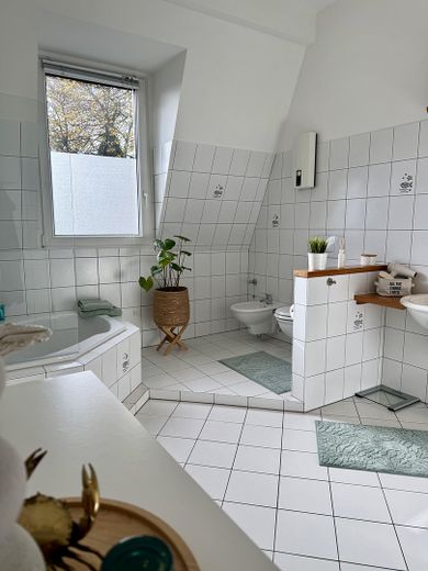 Maisonette de estilo antiguo inundada de luz, con chimenea, aire acondicionado y un ambiente residencial tranquilo – Badezimmer unten