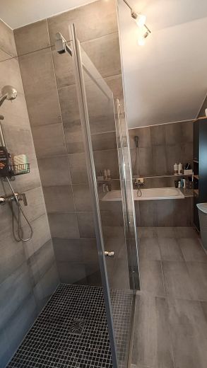 Provisionsfreies Einfamilienhaus (Baujahr 2024) mit PV-Anlage – Option auf 1,87% Kreditübernahme – Badezimmer im Obergeschoss