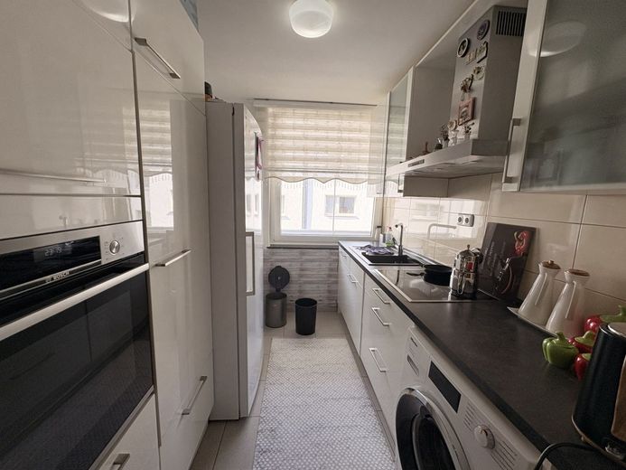 CITYHOUSE: Moderne, sanierte Wohnung mit Balkon zum Wohlfühlen – Küche