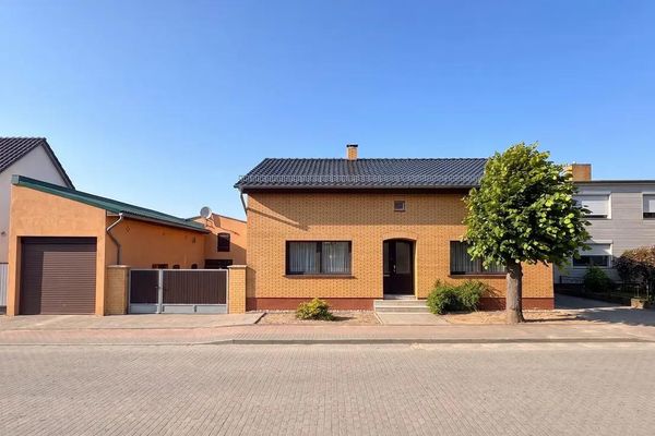 Gepflegte Immobilie in Massivbauweise mit weitläufigem Garten & vielen Nebengebäuden (ohne Makler)