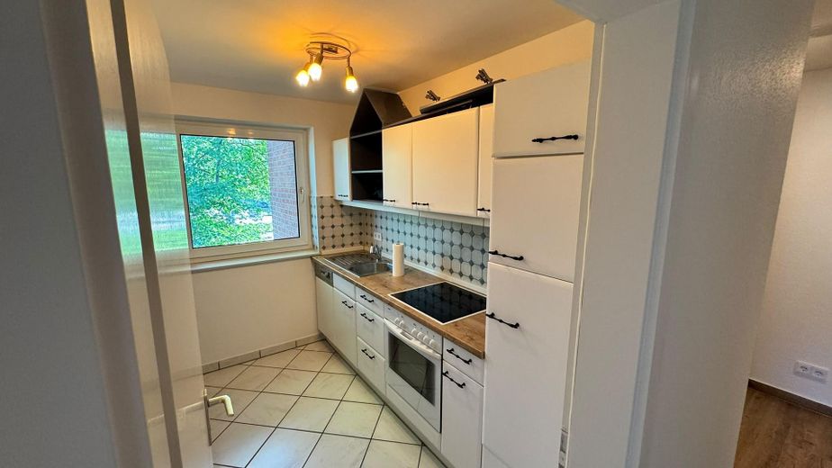 Aucune attente : spacieux refuge de 2 pièces à Lokstedt (prêt à emménager et sans commission) – Küchenzeile