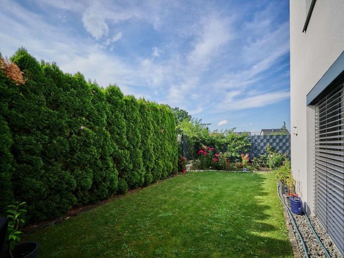 Straubing trifft Gartenglück: Barrierefreie 3-Zimmer-Wohnung mit Terrasse, Garten und KfW-70 – Foto 1