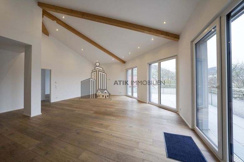 ATIK: Traumhaftes Penthouse - Wohnen mit Panoramablick auf die Starkenburg – Wohn- und Essbereich