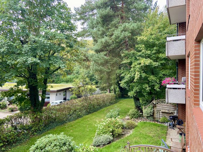 إطلالة على المساحات الخضراء عند غابة المدينة – Blick vom Balkon
