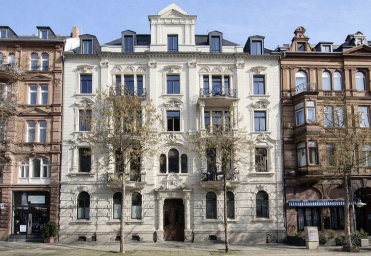 Von Privat: Wohntraum in der Taunusstraße: Wunderschöne Altbauwohnung mit idyllischem Garten – Ansicht ganzes Haus